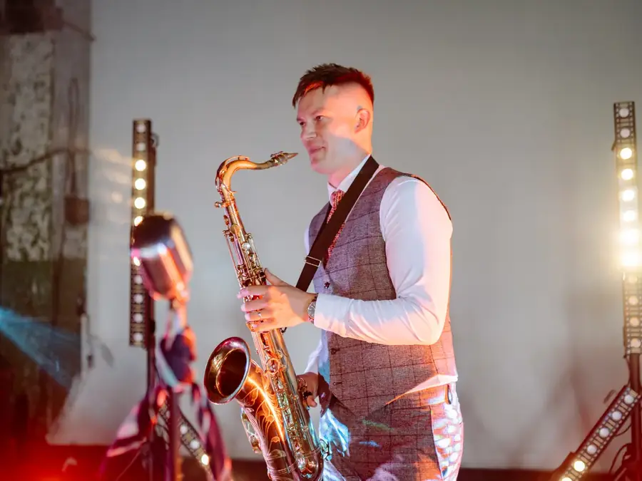 DJ et live band
