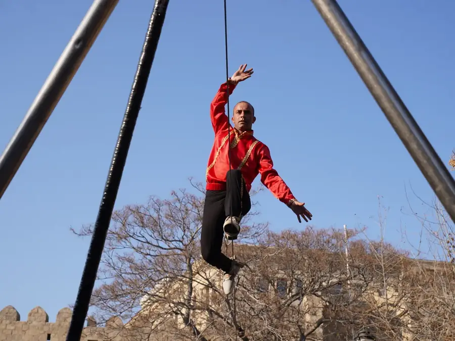 Équilibriste sur cannes et acrobate chinoise