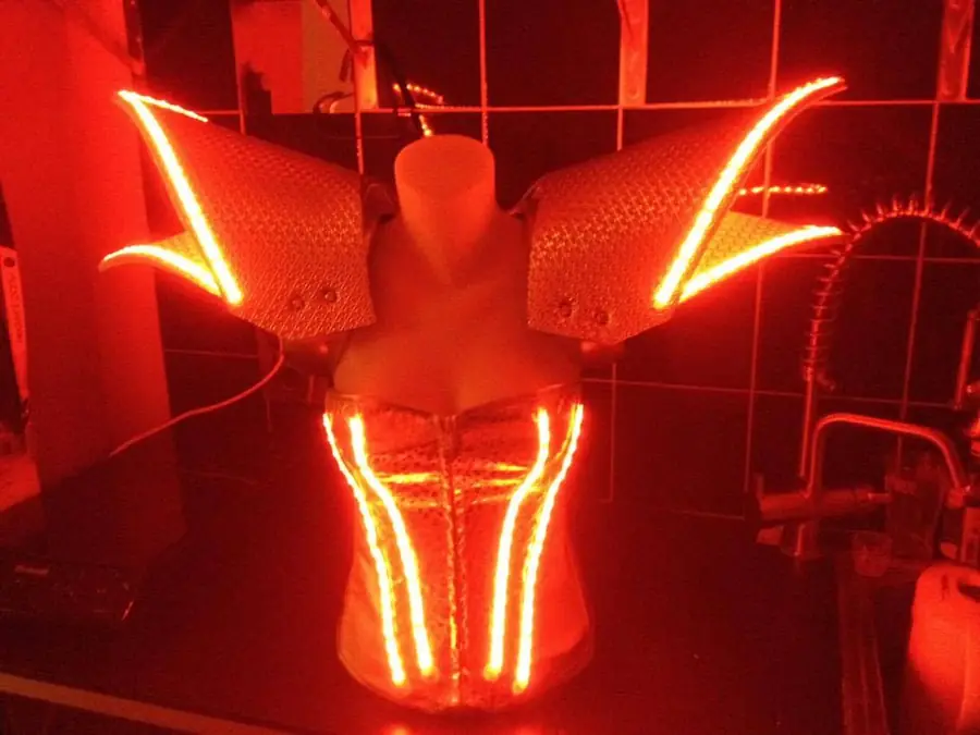 Robot LED feminin