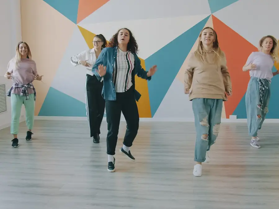 Initiation à la danse en groupe : salsa, rock, zumba